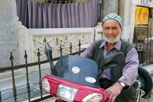 96 yaşında tarlada &ccedil;alışıyor