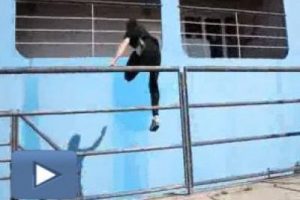 Parkour denemesi yaparken suya yapıştı