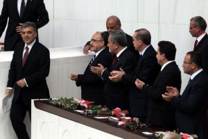 CHP'liler Cumhurbaşkanı G&uuml;l'e kalkmadı