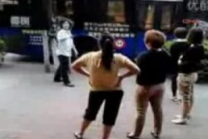 Kadınlar otob&uuml;s şof&ouml;r&uuml;n&uuml; evire &ccedil;evire d&ouml;vd&uuml;