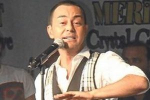 Alkol&uuml; bıraktı sahnede yeşil &ccedil;ay i&ccedil;ti