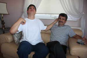 Bin dolarlık av k&ouml;peğini &ccedil;alarken kameralara yakalandı