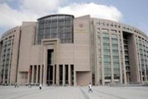 Adalet Sarayı'nda bı&ccedil;aklı saldırı: 8 yaralı