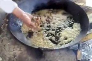Besmeleyle kızgın yağa elini sokuyor