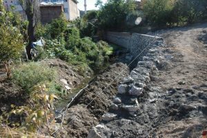 Kumla'da dere yatağına istinat duvarı yapılıyor