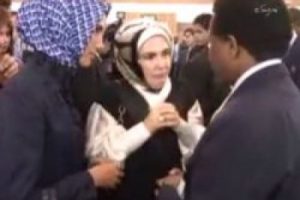 Emine Erdoğan konuştu kızı terc&uuml;me etti
