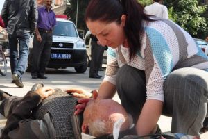 Motosikletin &ccedil;arptığı yaşlı adama vatandaşlardan ilk yardım