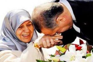 Annesinin karşısında eriyen adamdı!