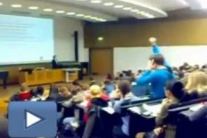 Derste gizlice ma&ccedil; dinlerken yakalanıyor
