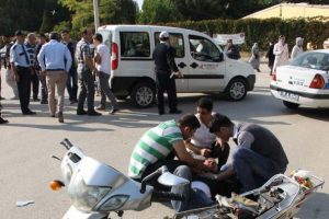 Motosikletle iş makinesi &ccedil;arpıştı