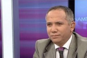 Canlı yayında gazeteyi parampar&ccedil;a etti