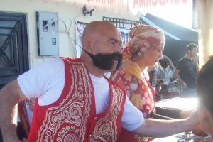Yarım metre bıyıkla dondurma satıyor