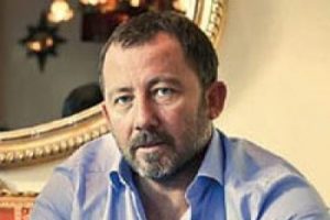 K&uuml;f&uuml;r eden kadının trib&uuml;nde ne işi var