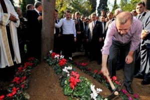 Erdoğan annesinin mezarını kendi elleriyle d&uuml;zenledi