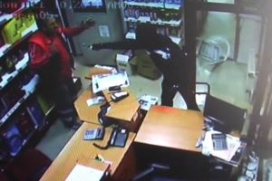 Konya'da kar maskeli soyguncu dehşeti kamerada