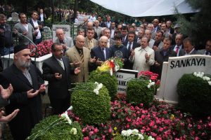Ş&uuml;kr&uuml; Şankaya mezarı başında anıldı