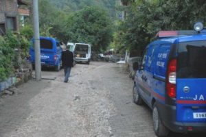 &Ouml;l&uuml;m banyo kapısında yakaladı