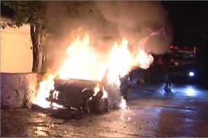 Ter&ouml;ristler Kadık&ouml;y'de 2 ara&ccedil; yaktı