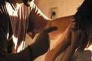 Boşanma davası a&ccedil;an kadına adliye &ccedil;ıkışı dayak