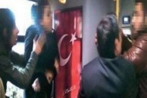 Otob&uuml;ste taciz etti ardından yumrukladı