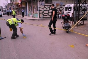 Amca ile yeğenleri &ccedil;atıştı, polis arada kaldı
