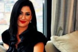 İclal Aydın sahnelere d&ouml;n&uuml;yor