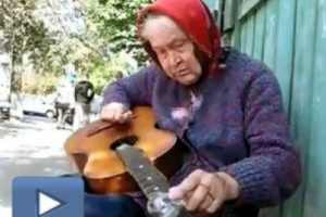 Gitar &ccedil;alan yaşlı teyze