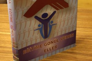 Eğitime g&ouml;n&uuml;l veren eller kitaplaştı