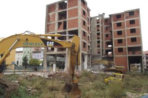 Tehlike sa&ccedil;an ka&ccedil;ak inşaat yıkılıyor