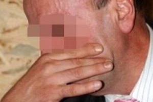 Valilik duvarına işeyen memura polis tokadı