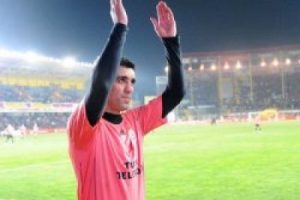 Hakan Ş&uuml;k&uuml;r sahalara d&ouml;nd&uuml;