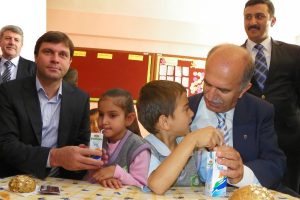 Vali Harput ve Sağlam &ccedil;ocuklara s&uuml;t dağıttı