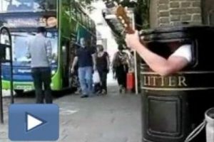 &Ccedil;&ouml;pl&uuml;ğ&uuml;n i&ccedil;inde gitar &ccedil;alan adam!