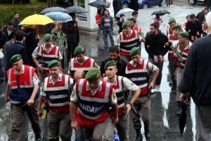 Bursa'da ka&ccedil;ak bina yıkımında arbede