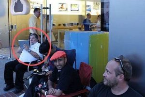 Apple'ın kurucusu iPhone 4S kuyruğunda
