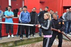 Kadın itfaiyeci adayları erkeklere taş &ccedil;ıkardı