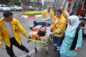 Yaralanan sevgilisini hastanede bırakıp ka&ccedil;tı