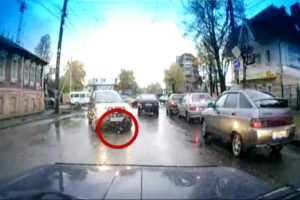 Kadın otomobilin altında metrelerce b&ouml;yle s&uuml;r&uuml;klendi