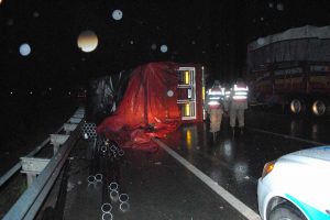 Bursa'da devrilen TIR'ın s&uuml;r&uuml;c&uuml;s&uuml; hayatını kaybetti
