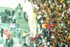 GS trib&uuml;n&uuml; &ccedil;&ouml;kt&uuml;: &Ccedil;ok sayıda yaralı var