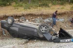 Bursa'da otomobil takla attı