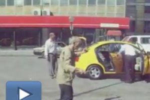 İhtiyar adam m&uuml;zik duyunca dayanamıyor
