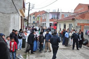 Evi yanan astım hastası kadın bayıldı
