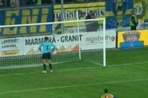 Penaltıya sırtını d&ouml;nen kaleci