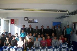 G&uuml;rsulu g&uuml;reş&ccedil;ilere spor malzemesi yardımı