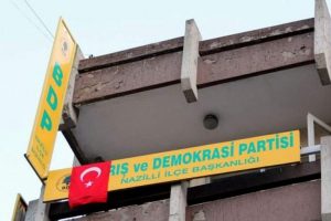 BDP binasını T&uuml;rk bayraklarıyla donattılar