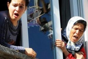 Kim diye pencereden baktılar