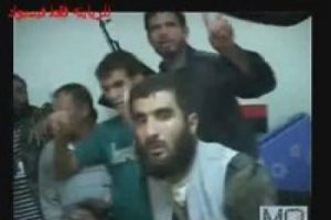 Kaddafi'nin cesedi &ouml;n&uuml;nde poz verdiler
