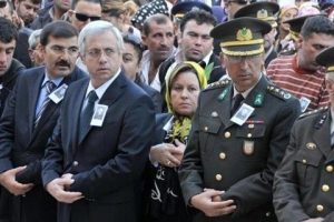 AK Partili kadın milletvekili cenazede saf tuttu