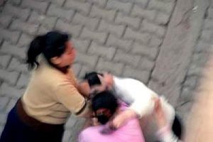Kaldırımda y&uuml;r&uuml;rken &ccedil;arpışan bayanlar karakolluk oldu